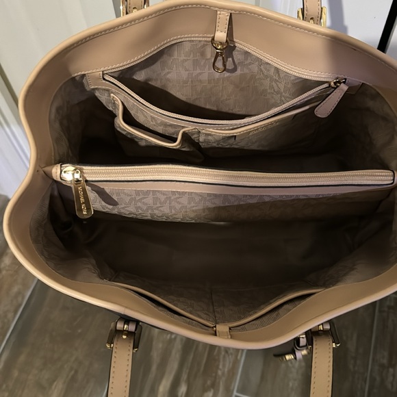 Michael Kors purse - Picture 2 of 10